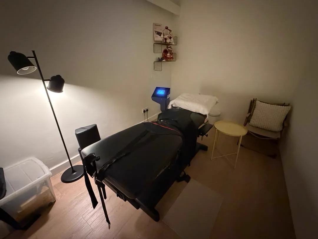 Spinal decompression treatment room